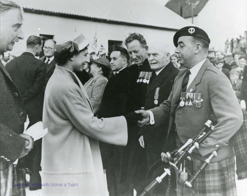 The_Queen_shaking_Hands_with_Calum_Uisdean_1956.jpg