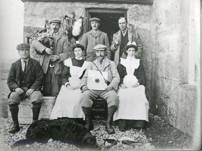 Outside_Newton_Lodge_Angus_MacAskill_on_pipes.jpg