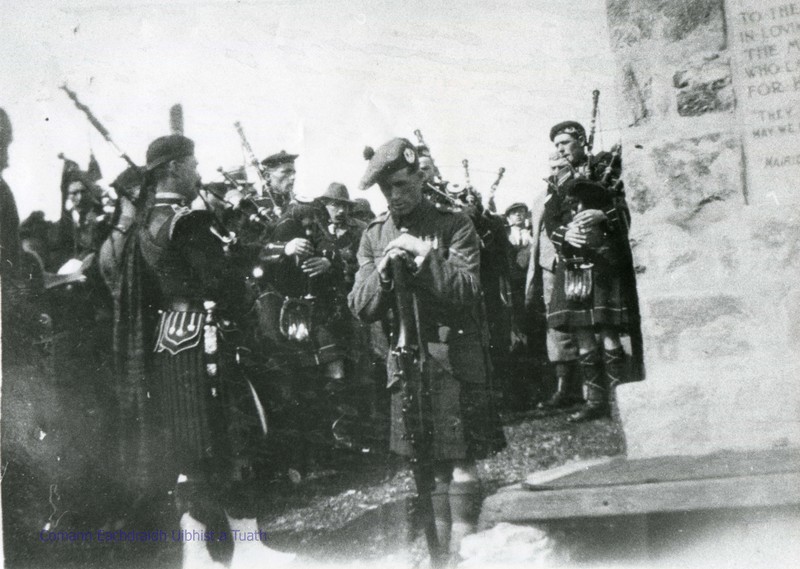 Pipers_at_the_unveiling_of_the_North_Uist_War_Memorial.jpg